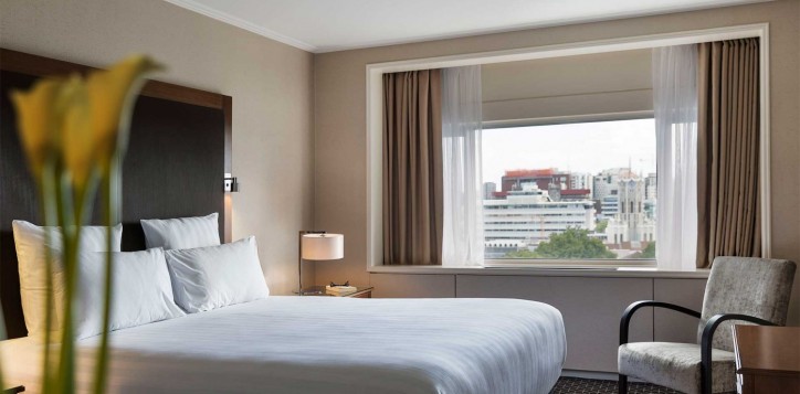 executive-king-suite_bedroom-2-2
