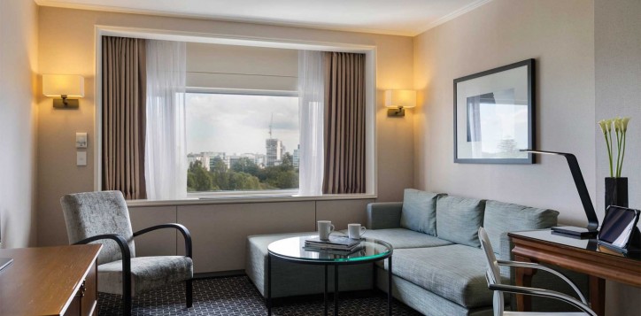 executive-king-suite_lounge-2-2