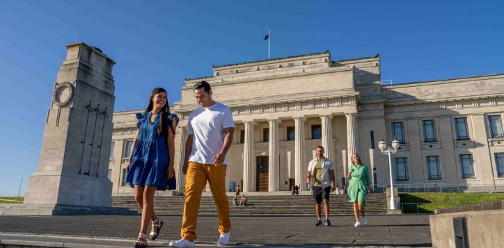 couples-walking-down-steps-of-auckland-museum-2