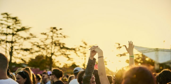 holding-hands-at-laneway-2