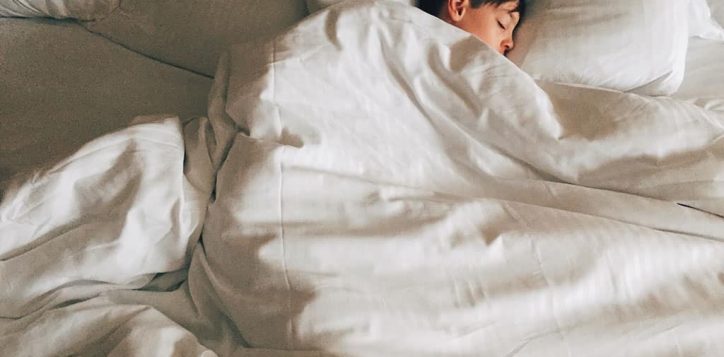 hotel-beds-child-in-bed-003-2